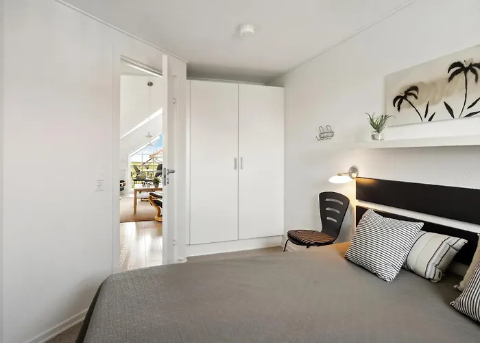 Three-bedroom In شقة *