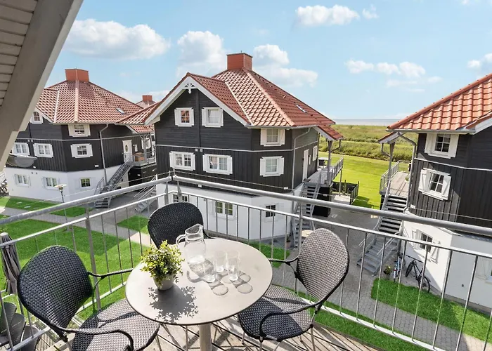 Three-bedroom In شقة