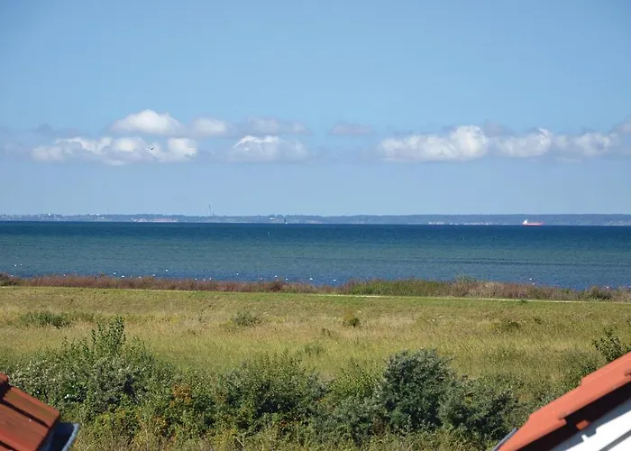 Three-bedroom In شقة